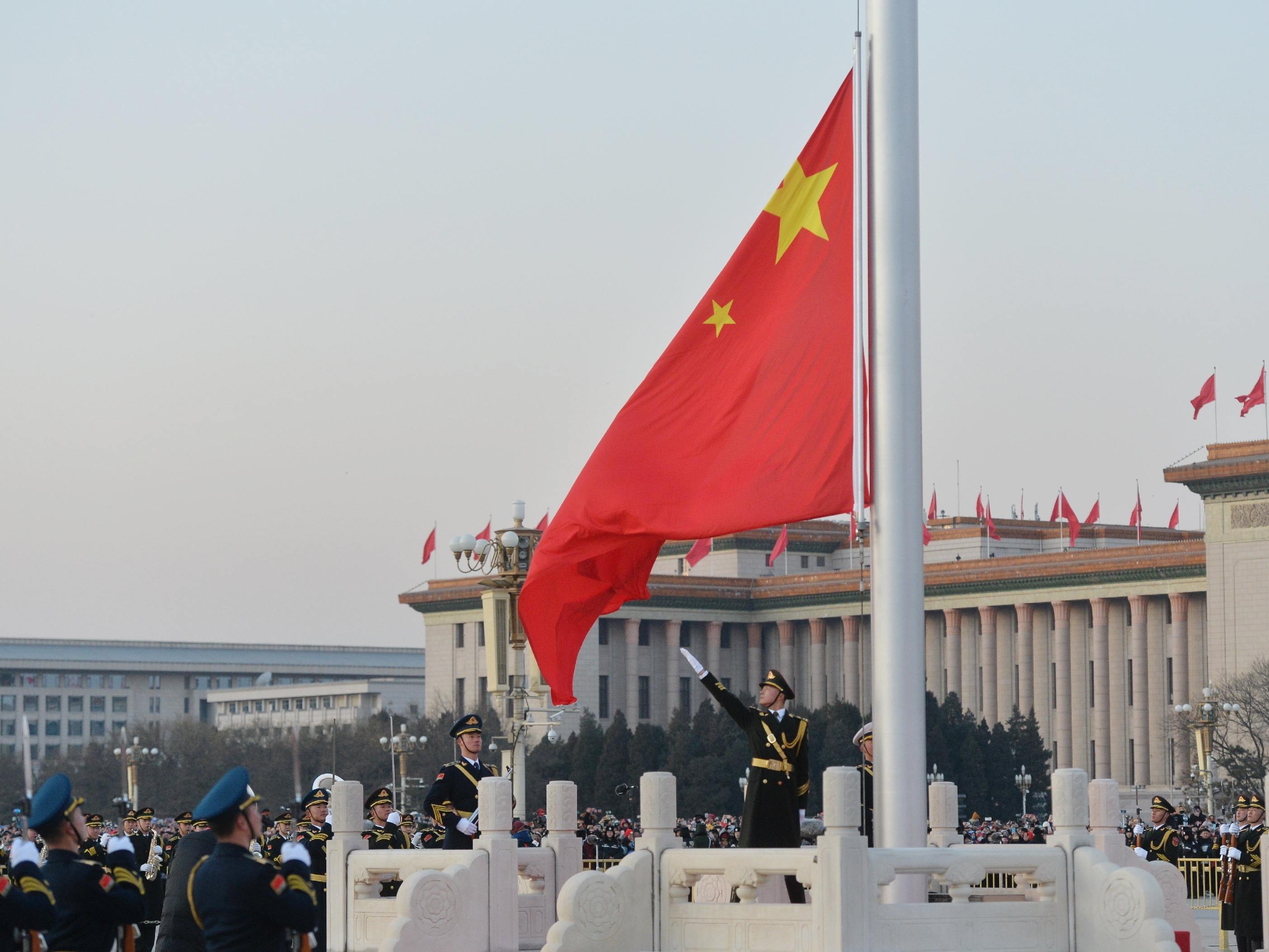 天安门广场每天的升旗仪式，时间是固定的吗
