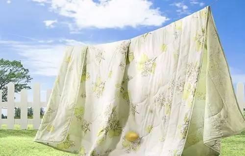 晒好的被子如果落了灰尘最好