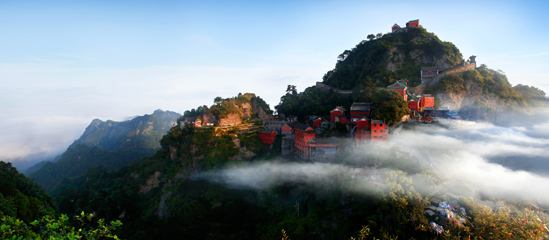 武当山的山势像一只巨大的什么