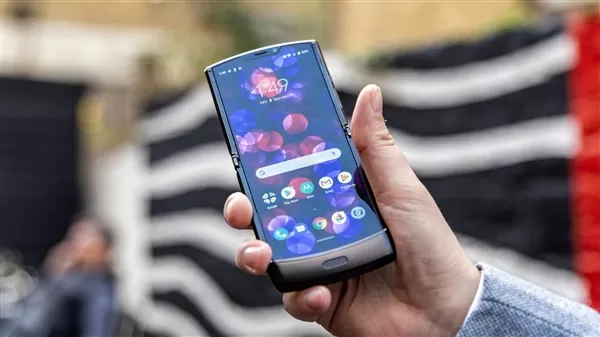 摩托罗拉第一款国行5G手机Razr 2来了:买买买