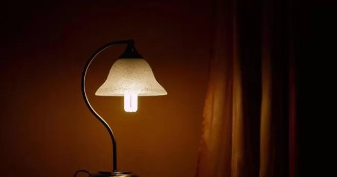 古时慈母在昏暗灯光下“临行密密缝”眼睛易疲劳,那灯光太亮呢