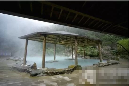 泡温泉是时下不少人养生的好选择,但下列哪种人不适合泡温泉