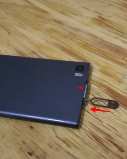 在小米Max3中安装SIM卡的具体步骤
