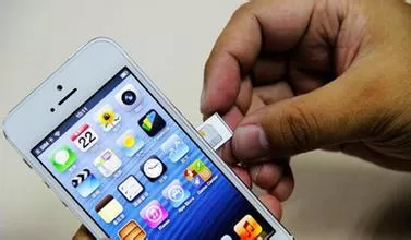 在iPhone SE里进行插卡的详细操作