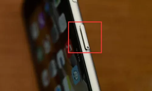 在iPhone SE里进行插卡的详细操作