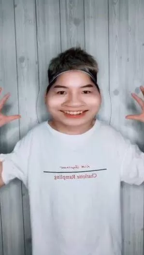 抖音APP拍摄出双手控脸特效的详细操作