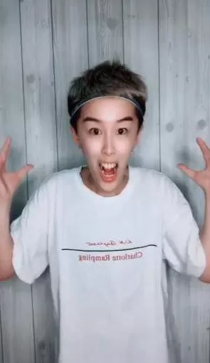 抖音APP拍摄出双手控脸特效的详细操作