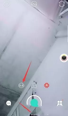 在Faceu激萌里用控雨特效进行拍照的操作过程
