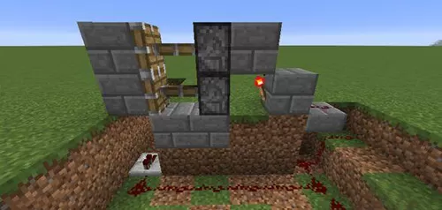 在我的世界游戏中制作防盗门的具体操作
