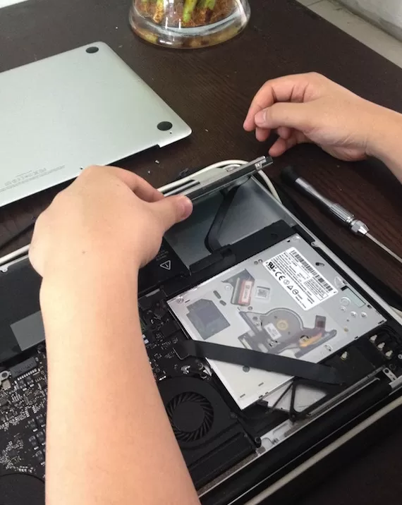在MacBook Pro中更换硬盘及系统安装的具体步骤