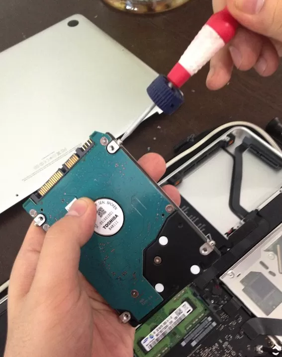 在MacBook Pro中更换硬盘及系统安装的具体步骤