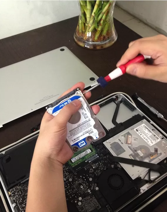 在MacBook Pro中更换硬盘及系统安装的具体步骤
