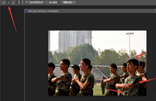 在PS中抠出人像放到海报中的的具体方法介绍