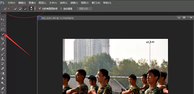 在PS中抠出人像放到海报中的的具体方法介绍