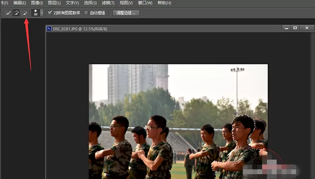 在PS中抠出人像放到海报中的的具体方法介绍