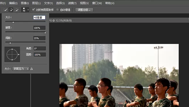 在PS中抠出人像放到海报中的的具体方法介绍