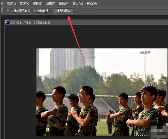 在PS中抠出人像放到海报中的的具体方法介绍