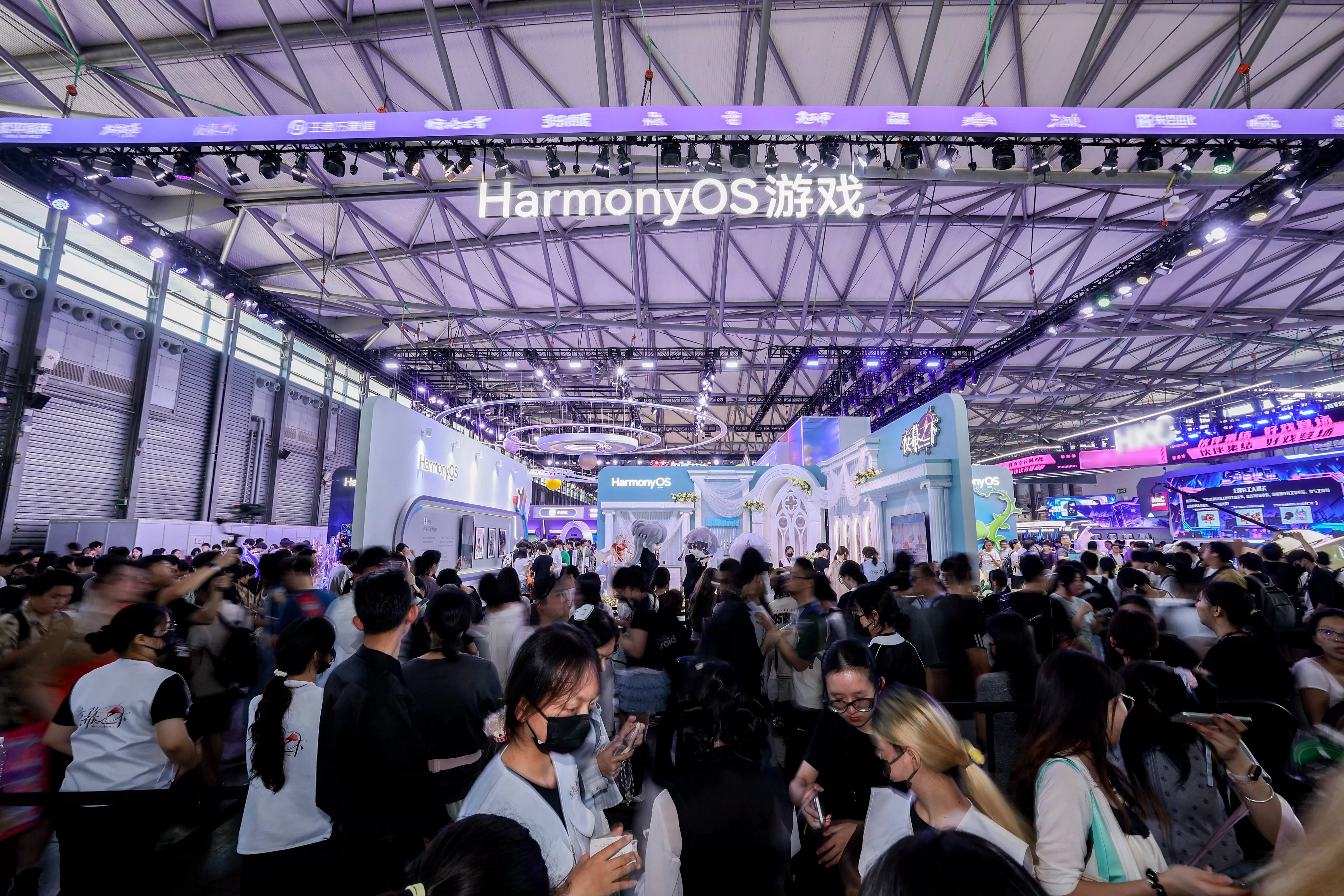 2026ChinaJoy首日探展！HarmonyOS游戏展区人气爆棚